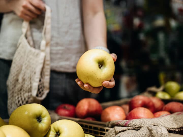 Bild på någon som handla ekologiska äpplen.